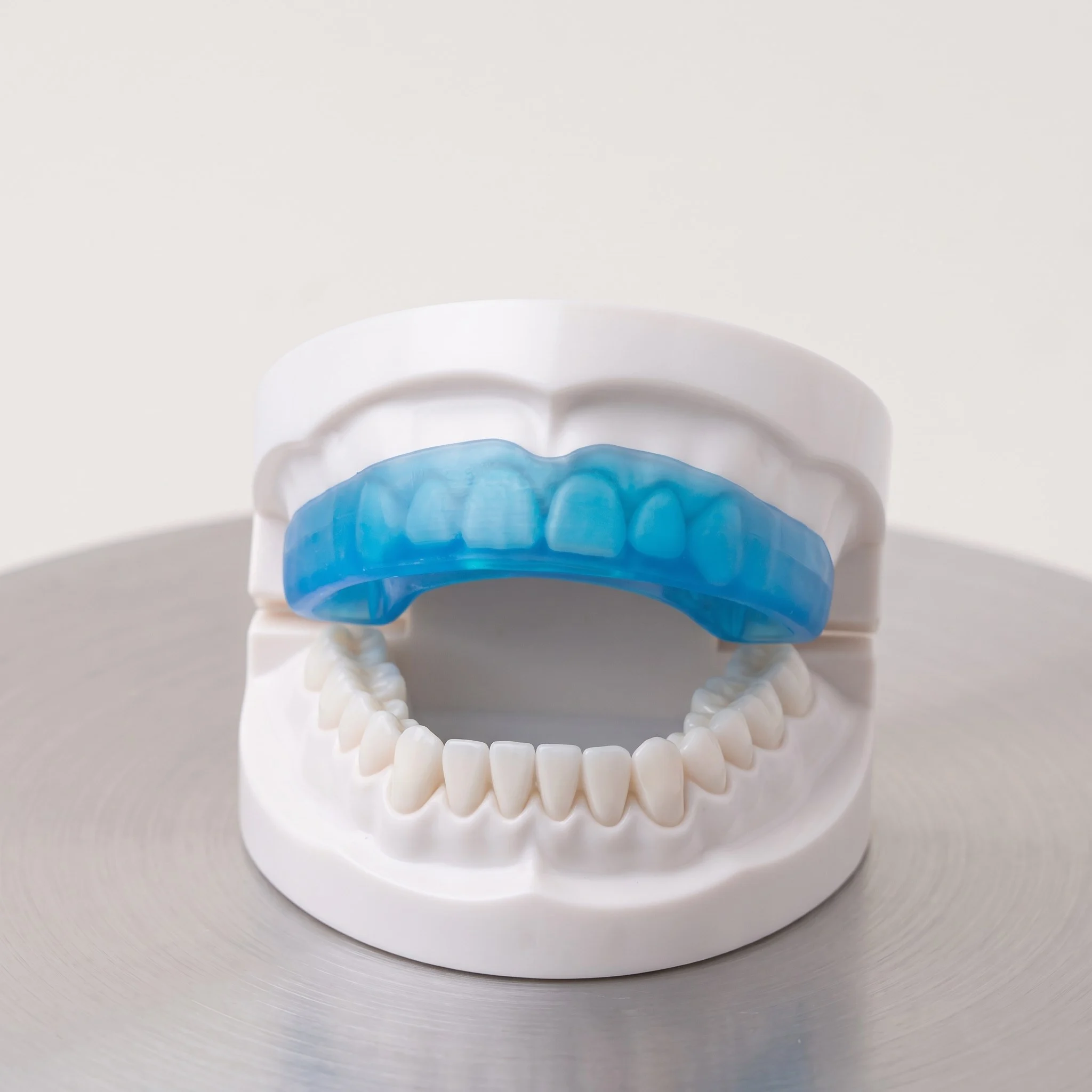 Férula dental azul sobre un modelo dental